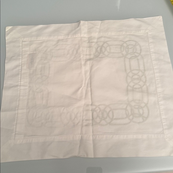 SALE‼️White and Green Embroidered Table Linen - Picture 4 of 4